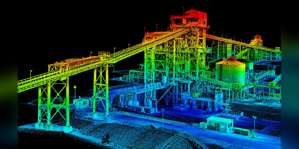 Nube de puntos LiDAR de estructuras industriales, con colores según elevación